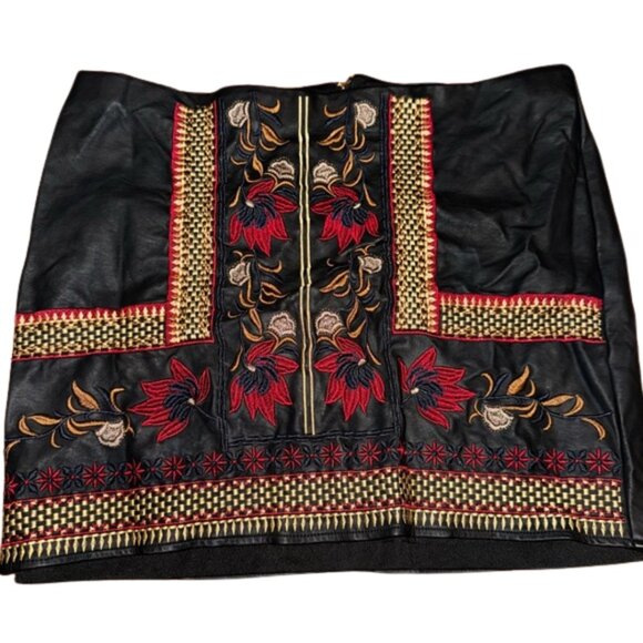 ROMEO & JULIET COUTURE Black and Red Embroidered Mini Skirt - Picture 2 of 5